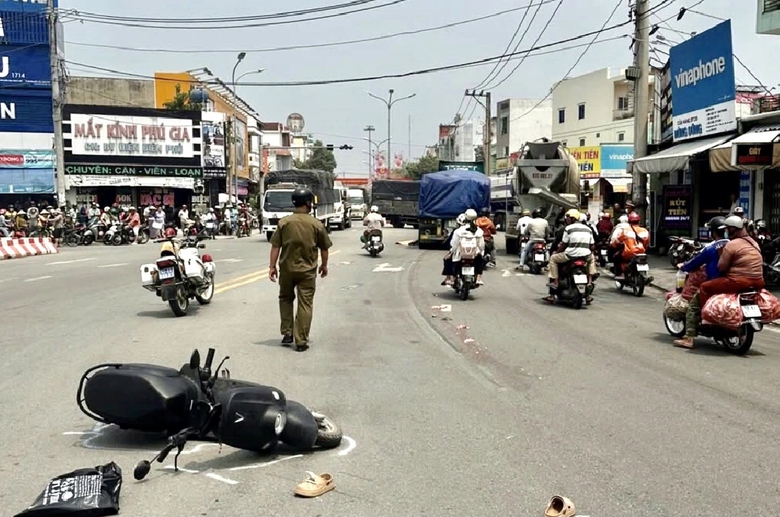 Xử l&yacute; &ldquo;điểm n&oacute;ng&rdquo; ng&atilde; năm Bến Lức: Tăng ph&acirc;n luồng, siết phương tiện giờ cao điểm- Ảnh 1.