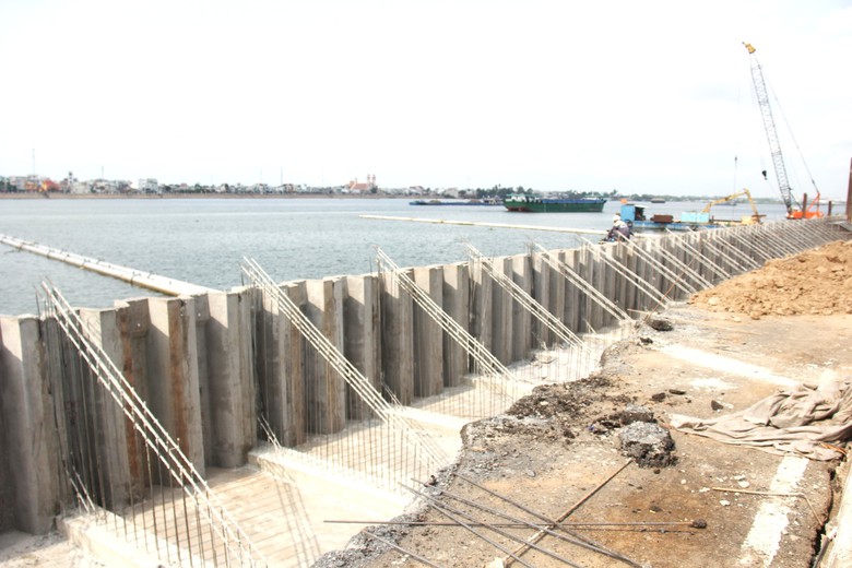 Đồng Tháp: Tăng tốc thi công dự án chống sạt lở bờ kè sông Tiền- Ảnh 3. Đồng Tháp: Tăng tốc thi công dự án chống sạt lở bờ kè sông Tiền- Ảnh 3.