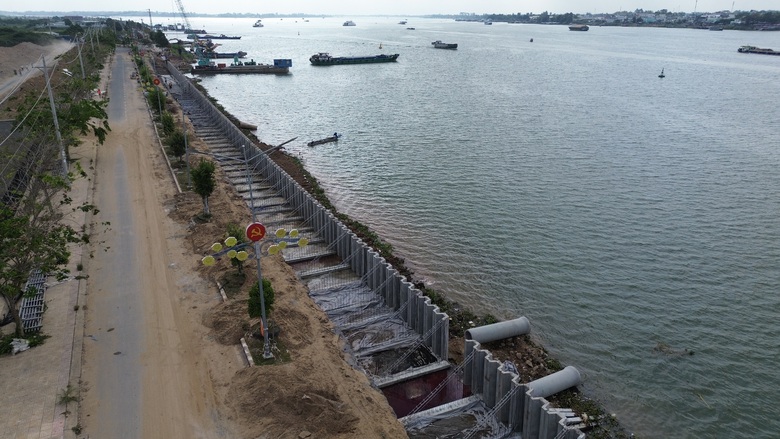 Đồng Tháp: Tăng tốc thi công dự án chống sạt lở bờ kè sông Tiền- Ảnh 2. Đồng Tháp: Tăng tốc thi công dự án chống sạt lở bờ kè sông Tiền- Ảnh 2.