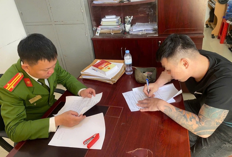 Cưỡng chế đối tượng cản trở thi h&agrave;nh c&ocirc;ng vụ tại cổng bệnh viện Nghệ An- Ảnh 1.