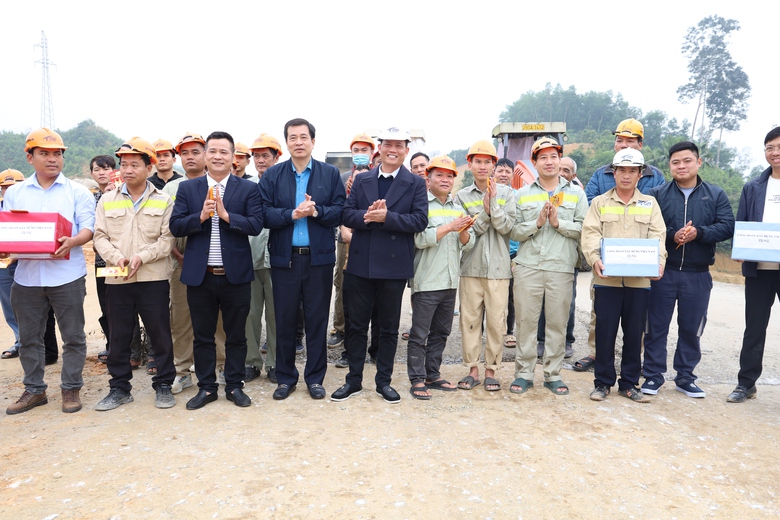 Gắn kết để vững mạnh: H&agrave;nh tr&igrave;nh một năm của C&ocirc;ng đo&agrave;n X&acirc;y dựng Việt Nam- Ảnh 2.