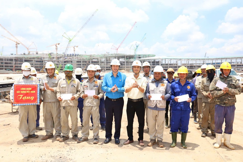 Gắn kết để vững mạnh: H&agrave;nh tr&igrave;nh một năm của C&ocirc;ng đo&agrave;n X&acirc;y dựng Việt Nam- Ảnh 4.