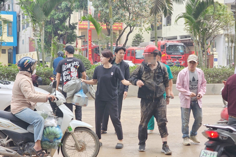 H&agrave; Nội: CSGT xử l&yacute; h&agrave;ng chục xe tải l&agrave;m rơi b&ugrave;n đất xuống đường, g&acirc;y mất an to&agrave;n- Ảnh 4.