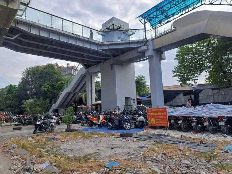 H&agrave; Nội y&ecirc;u cầu xử l&yacute; dứt điểm b&atilde;i xe tự ph&aacute;t quanh ga metro C&aacute;t Linh - H&agrave; Đ&ocirc;ng- Ảnh 1.