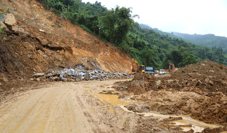 Từ bị động sang chủ động: Giữ vững mạch máu giao thông trước thiên tai- Ảnh 3. Từ bị động sang chủ động: Giữ vững mạch máu giao thông trước thiên tai- Ảnh 3.