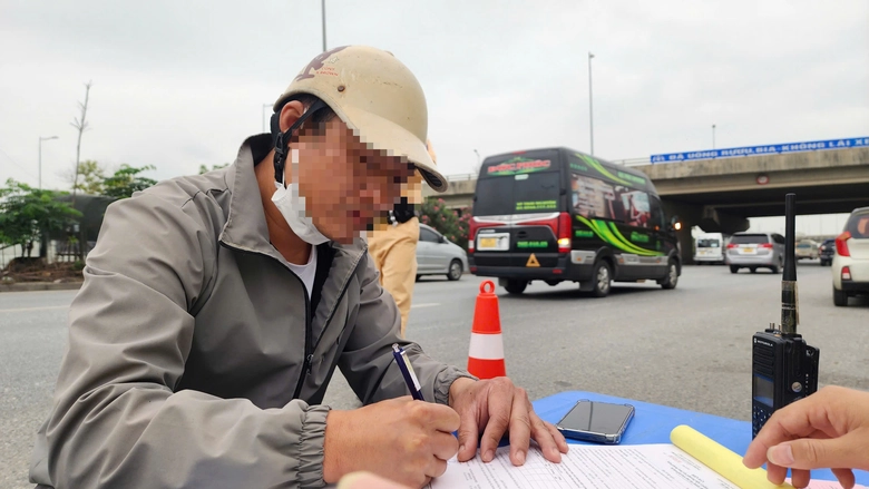 Xử lý nghiêm xe máy đi ngược chiều trên quốc lộ 18 sau phản ánh của Báo Xây dựng- Ảnh 6. Xử lý nghiêm xe máy đi ngược chiều trên quốc lộ 18 sau phản ánh của Báo Xây dựng- Ảnh 6.