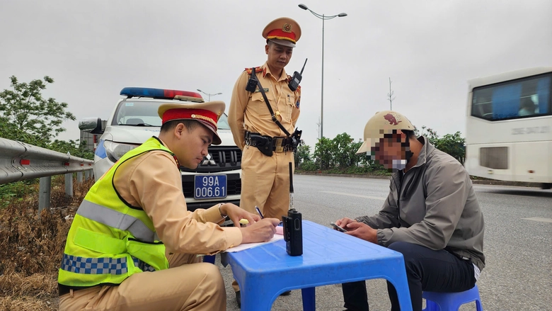 Xử lý nghiêm xe máy đi ngược chiều trên quốc lộ 18 sau phản ánh của Báo Xây dựng- Ảnh 5. Xử lý nghiêm xe máy đi ngược chiều trên quốc lộ 18 sau phản ánh của Báo Xây dựng- Ảnh 5.