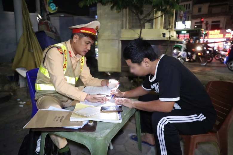 H&agrave; Nội: CSGT xử l&yacute; h&agrave;ng chục xe tải l&agrave;m rơi b&ugrave;n đất xuống đường, g&acirc;y mất an to&agrave;n- Ảnh 3.
