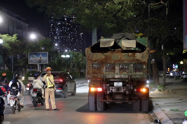 H&agrave; Nội: CSGT xử l&yacute; h&agrave;ng chục xe tải l&agrave;m rơi b&ugrave;n đất xuống đường, g&acirc;y mất an to&agrave;n- Ảnh 2.