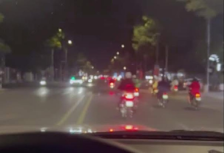 Tuần tra xuy&ecirc;n đ&ecirc;m, CSGT Đồng Nai xử l&yacute; nh&oacute;m qu&aacute;i xế g&acirc;y n&aacute;o loạn đường phố- Ảnh 1.