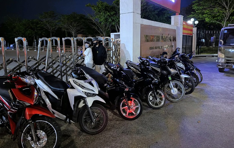 Tuần tra xuy&ecirc;n đ&ecirc;m, CSGT Đồng Nai xử l&yacute; nh&oacute;m qu&aacute;i xế g&acirc;y n&aacute;o loạn đường phố- Ảnh 2.