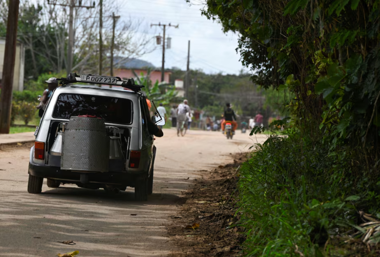 Thợ m&aacute;y Cuba chế tạo &ocirc; t&ocirc; chạy bằng than củi- Ảnh 1.