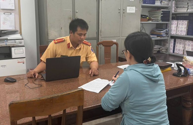 Phương tiện vượt g&aacute;c chắn đường sắt, nhiều t&agrave;i xế bị CSGT Quảng Ng&atilde;i xử nghi&ecirc;m- Ảnh 4.