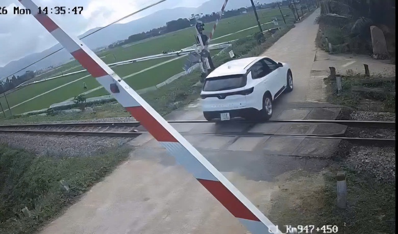 Phương tiện vượt g&aacute;c chắn đường sắt, nhiều t&agrave;i xế bị CSGT Quảng Ng&atilde;i xử nghi&ecirc;m- Ảnh 2.