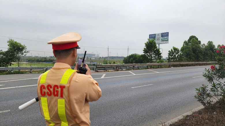 Xử lý nghiêm xe máy đi ngược chiều trên quốc lộ 18 sau phản ánh của Báo Xây dựng- Ảnh 2. Xử lý nghiêm xe máy đi ngược chiều trên quốc lộ 18 sau phản ánh của Báo Xây dựng- Ảnh 2.