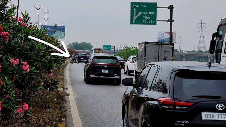 Xử lý nghiêm xe máy đi ngược chiều trên quốc lộ 18 sau phản ánh của Báo Xây dựng- Ảnh 1. Xử lý nghiêm xe máy đi ngược chiều trên quốc lộ 18 sau phản ánh của Báo Xây dựng- Ảnh 1.