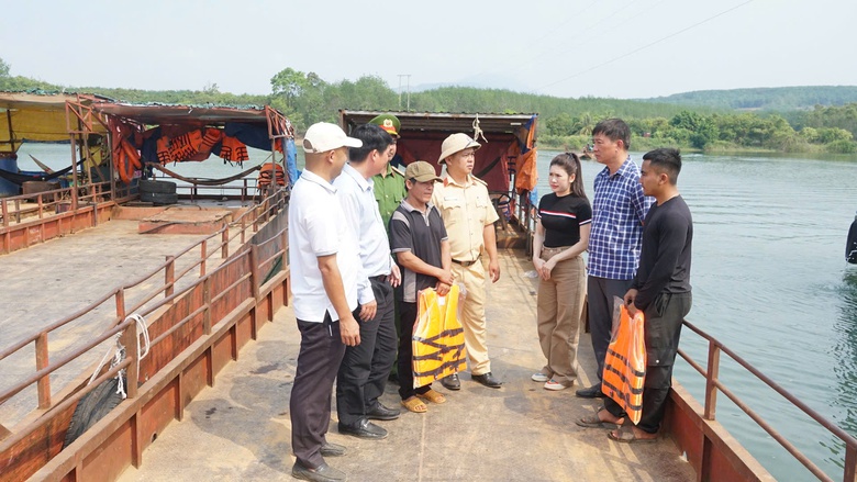 Gia Lai: Kiểm tra đường thủy nội địa, tặng áo phao cho người đi đò qua sông Sê San- Ảnh 2. Gia Lai: Kiểm tra đường thủy nội địa, tặng áo phao cho người đi đò qua sông Sê San- Ảnh 2.
