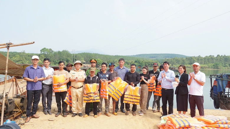Gia Lai: Kiểm tra đường thủy nội địa, tặng áo phao cho người đi đò qua sông Sê San- Ảnh 1. Gia Lai: Kiểm tra đường thủy nội địa, tặng áo phao cho người đi đò qua sông Sê San- Ảnh 1.