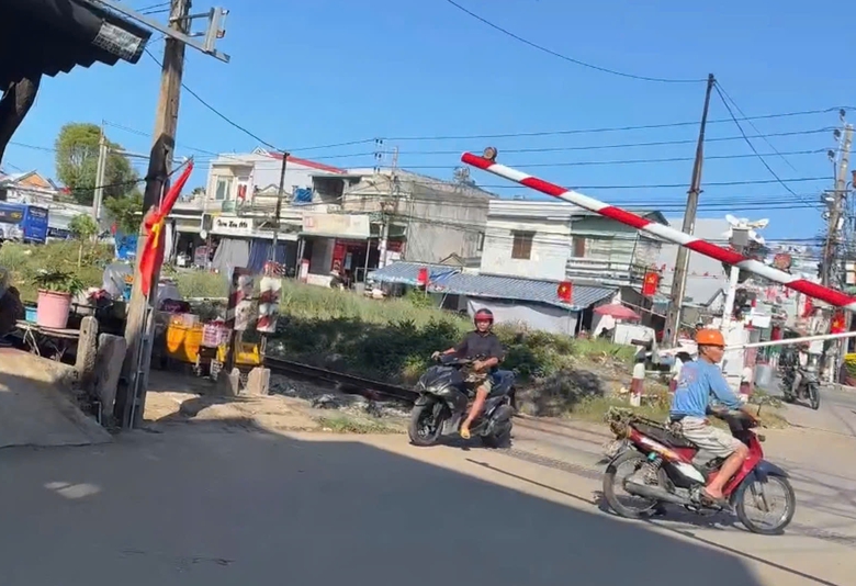 Phương tiện vượt g&aacute;c chắn đường sắt, nhiều t&agrave;i xế bị CSGT Quảng Ng&atilde;i xử nghi&ecirc;m- Ảnh 1.