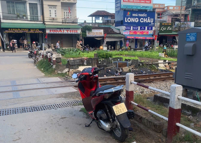Phương tiện vượt g&aacute;c chắn đường sắt, nhiều t&agrave;i xế bị CSGT Quảng Ng&atilde;i xử nghi&ecirc;m- Ảnh 3.