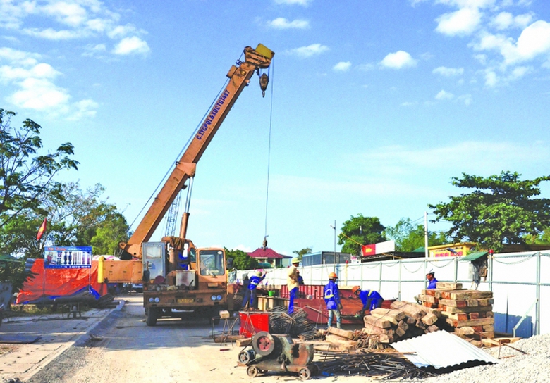 Đ&uacute;c dầm hộp ngay tại c&ocirc;ng trường gi&uacute;p giảm chi ph&iacute;