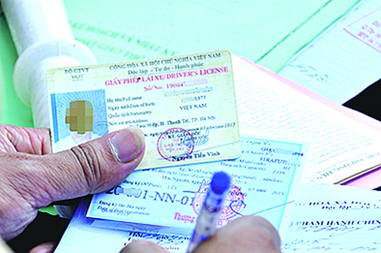 Hiện nay nhiều người d&ugrave;ng giấy ph&eacute;p l&aacute;i xe giả. Bằ