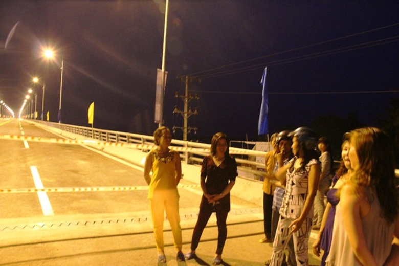 Mấy chị phụ nữ b&agrave;n nhau mai đi dự lễ mặc trang phụ