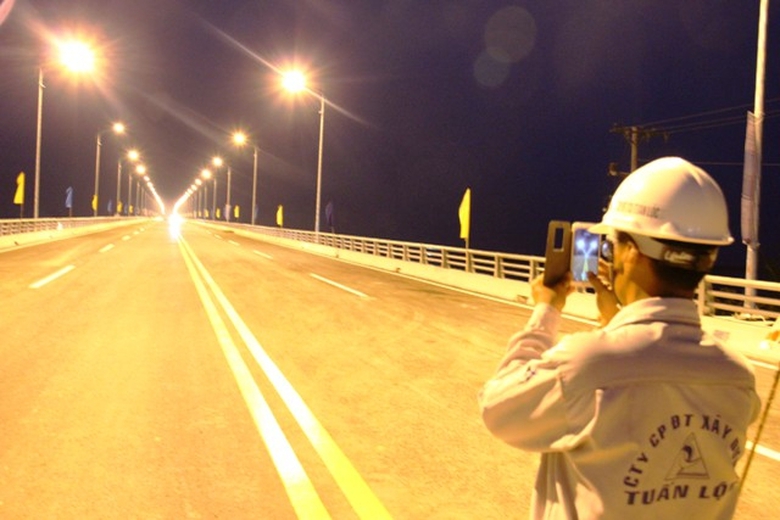 Một c&ocirc;ng nh&acirc;n tranh thủ chụp lại tấm h&igrave;nh l&agrave;m kỷ n