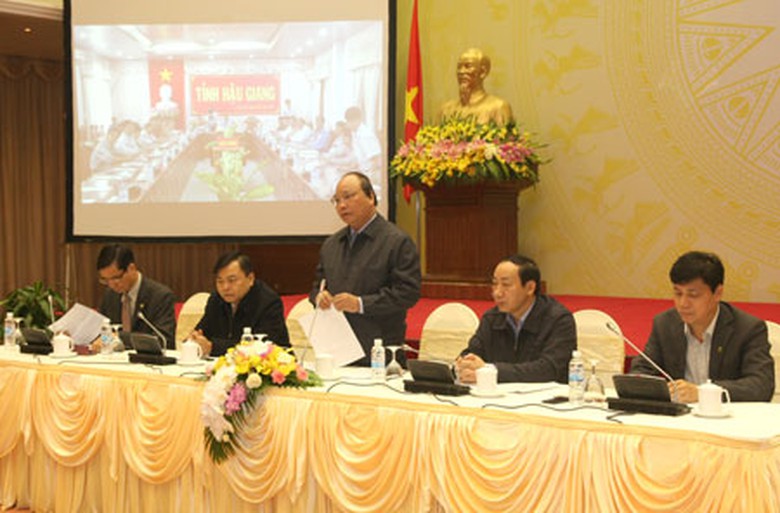 Ph&oacute; Thủ tướng Nguyễn Xu&acirc;n Ph&uacute;c chỉ đạo tại hội nghị trực tuyến s&aacute;ng 25/2