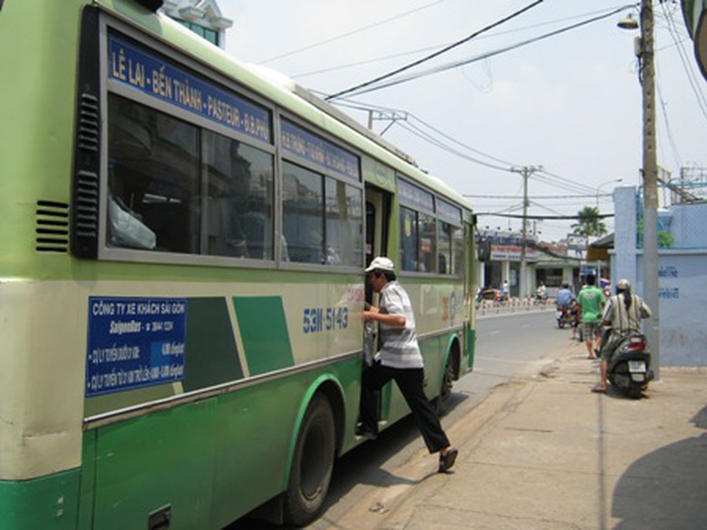 Việc ph&aacute;t hiện v&agrave; xử l&yacute; nhiều xe bu&yacute;t sai phạm hiện nay chủ yếu dựa v&agrave;o phản &aacute;nh của người d&acirc;n v&agrave; b&aacute;o ch&iacute;