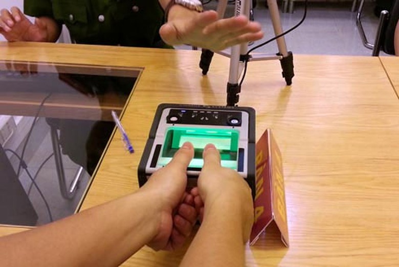 Lấy dấu v&acirc;n tay tr&ecirc;n m&aacute;y