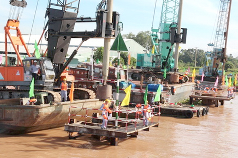 Thi c&ocirc;ng cầu V&agrave;m Cống 