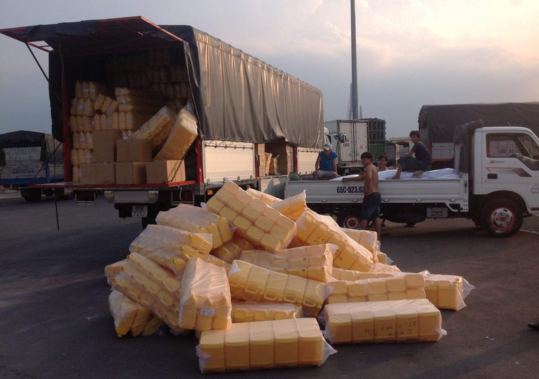 Một xe h&agrave;ng đang tự hạ tải ở b&atilde;i dịch vụ - dừng ch&acirc;n ph&iacute;a Vĩnh Long. (Minh Tuấn)