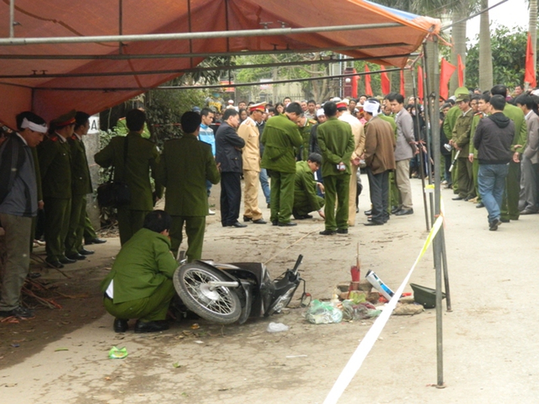 Cơ quan c&ocirc;ng an kh&aacute;m nghiệm hiện trường vụ tai nạn