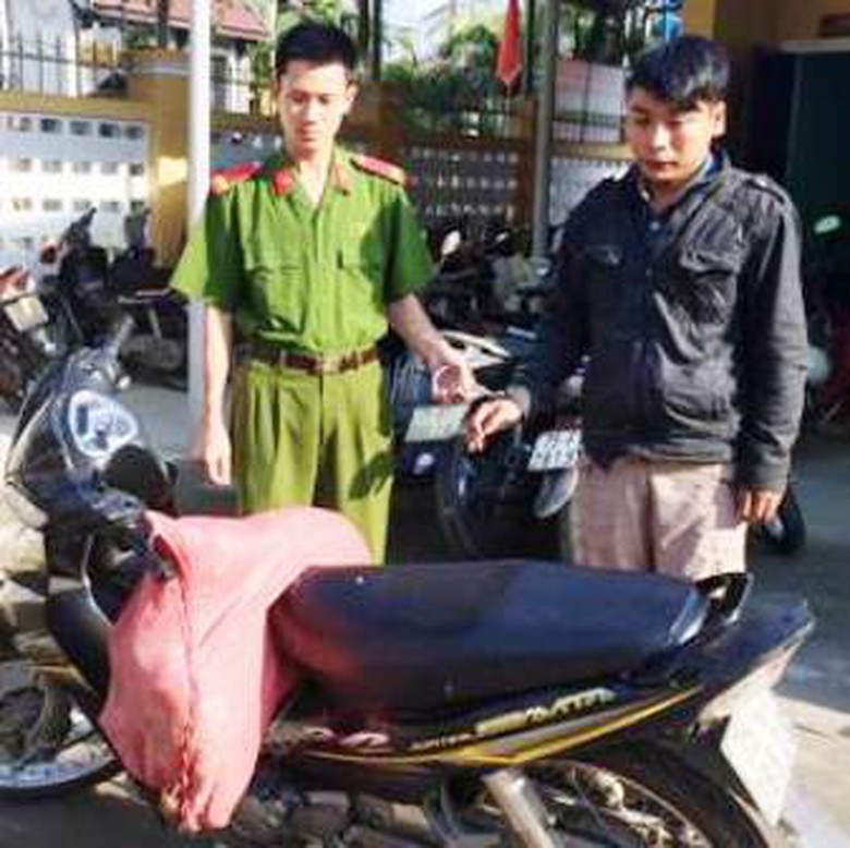 Đối tượng Nguyễn Đ&igrave;nh &Aacute;i bị lực lượng chức năng bắt giữ c&ugrave;ng tang vật