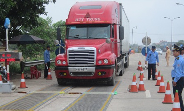 UBND tỉnh y&ecirc;u cầu duy tr&igrave; trạm c&acirc;n 24h trong ng&agrave;y v&agrave; xử l&yacute; xe n&eacute; trạm c&acirc;n