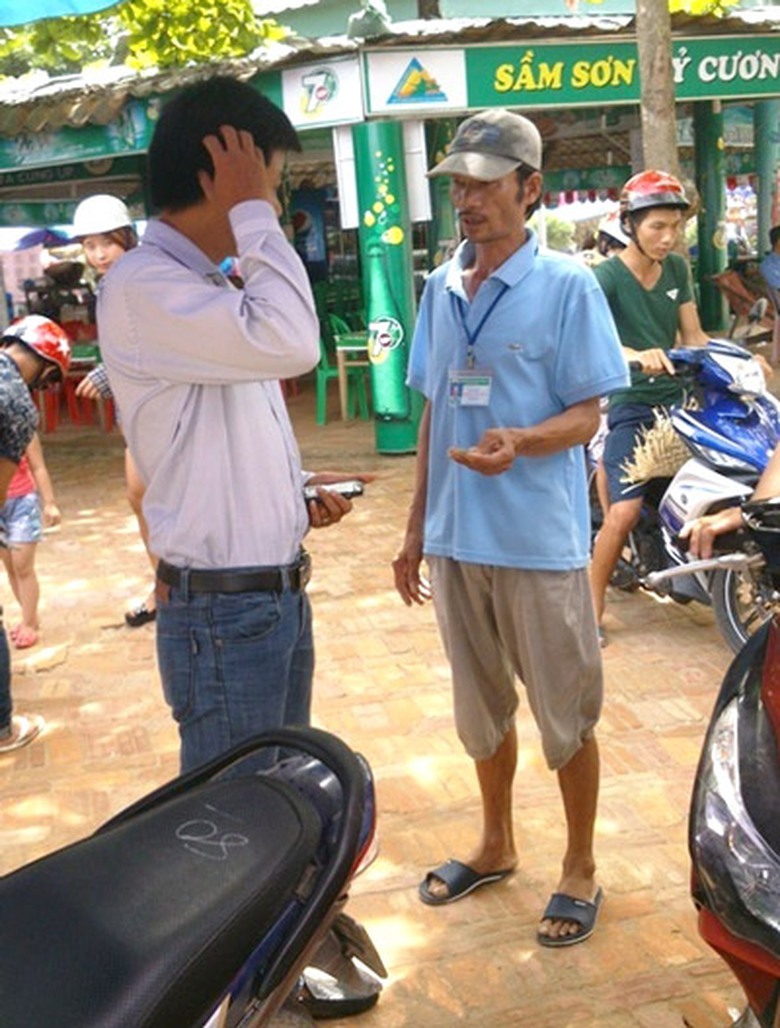 Nh&acirc;n vi&ecirc;n tại qu&aacute;n Vệ Li&ecirc;n đang đ&ograve;i 10.000 đồng/ xe m&aacute;y