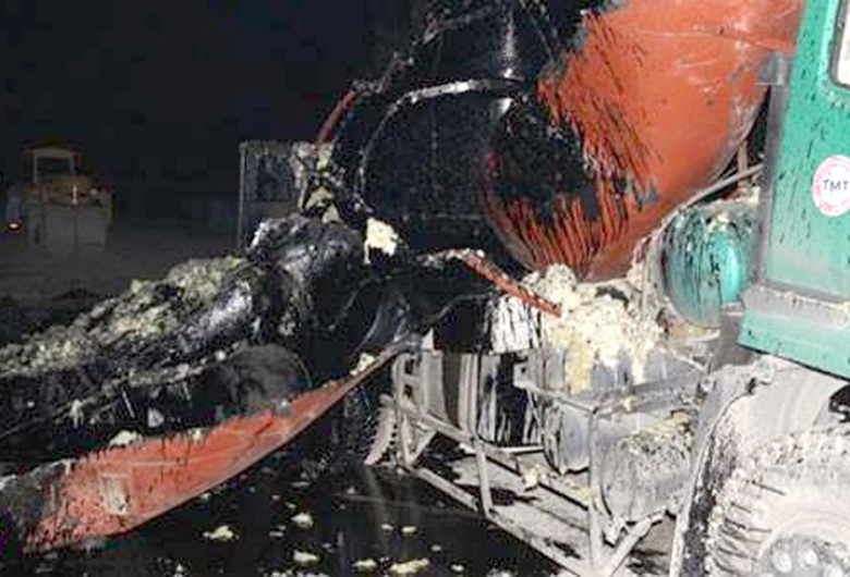 Xe bồn chở nhựa đường nổ tung th&agrave;nh nhiều mảnh.Ảnh: B&aacute;o Bắc Giang