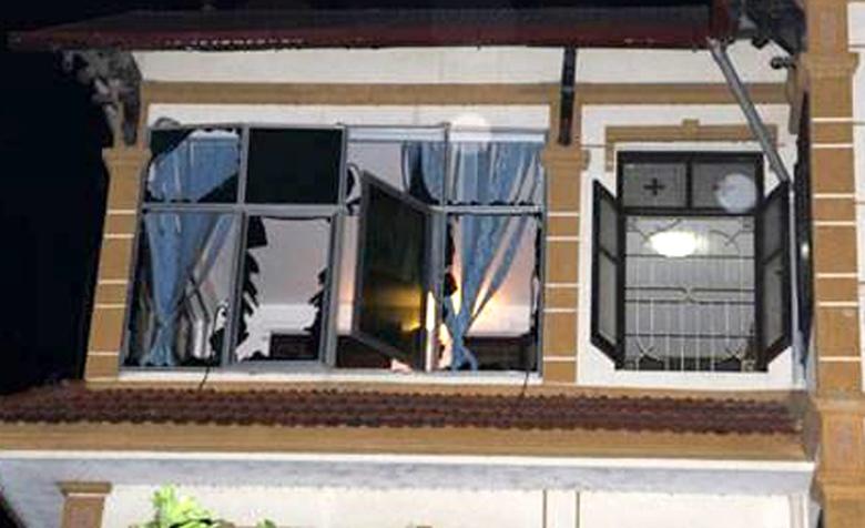 Cửa k&iacute;nh của ng&ocirc;i nh&agrave; b&ecirc;n đường bị vỡ tung, tường bị nứt. Ảnh: B&aacute;o Bắc Giang