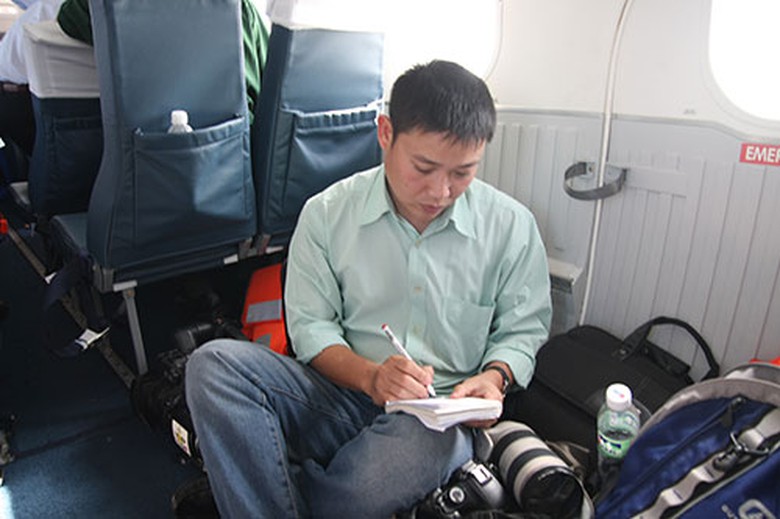 T&aacute;c giả t&aacute;c nghiệp tr&ecirc;n m&aacute;y bay