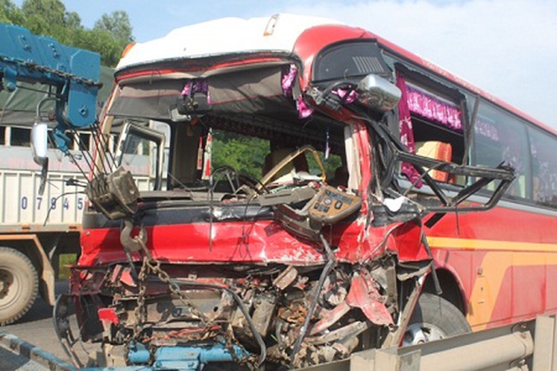 Chiếc xe chở kh&aacute;ch tham quan du lịch gặp nạn