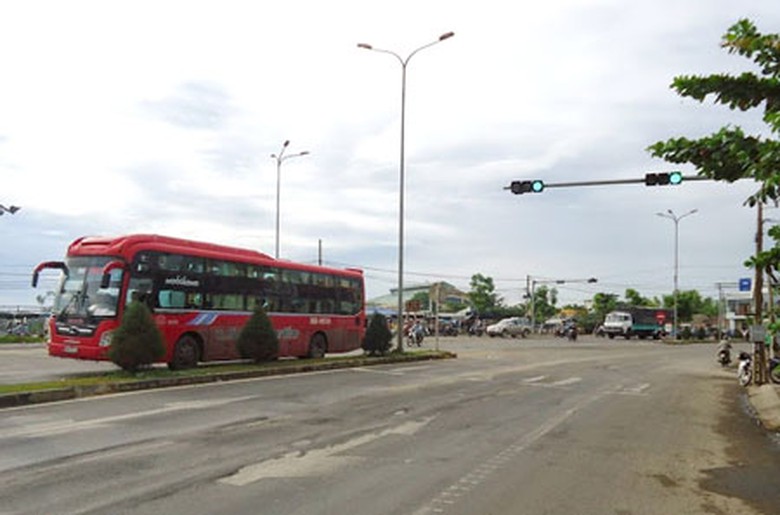 Tr&ecirc;n c&aacute;c trục đường c&oacute; xe tải nặng th&igrave; vị tr&iacute; xe dừng lại trước đ&egrave;n t&iacute;n hiệu giao th&ocirc;ng bao giờ cũng hỏng trước c&aacute;c đoạn kh&aacute;c