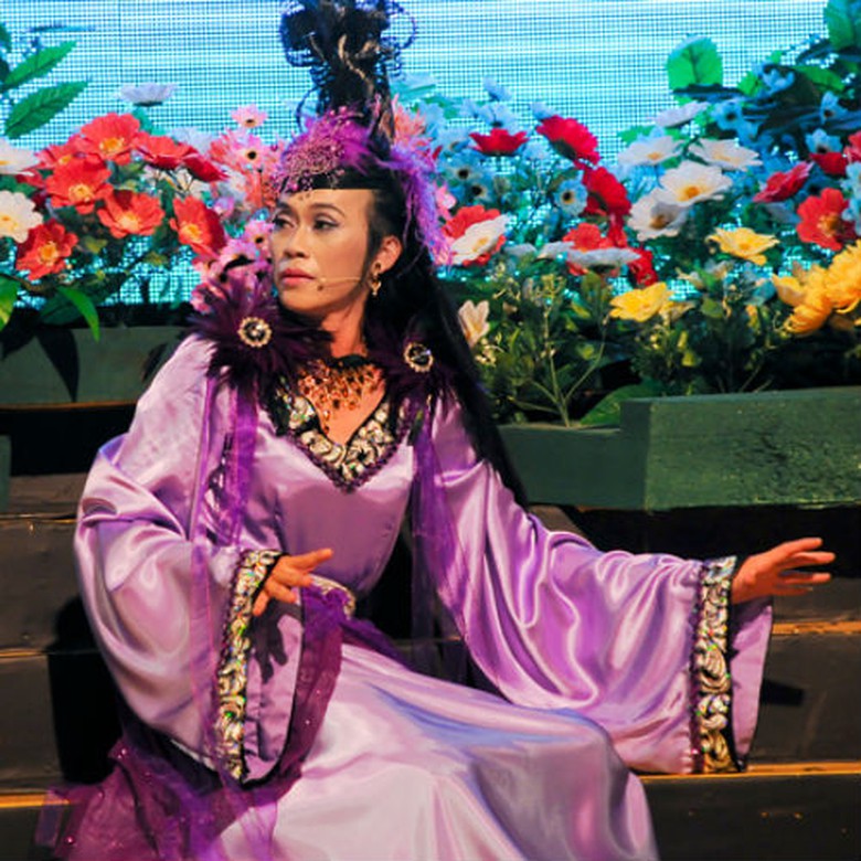 Tuy nhi&ecirc;n, đến cuối năm 2011, người h&acirc;m mộ bất ngờ nhận được tuy&ecirc;n bố ch&iacute;nh thức từ Ho&agrave;i Linh về việc chấm dứt c&aacute;c vai giả g&aacute;i để nhường lại đất diễn cho c&aacute;c đ&agrave;n em. Kể từ đ&oacute;, người h&acirc;m mộ kh&ocirc;ng c&ograve;n thấy &ldquo;c&ocirc; n&agrave;ng đep g&aacute;i&rdquo; Ho&agrave;i Linh tr&ecirc;n s&acirc;n khấu.