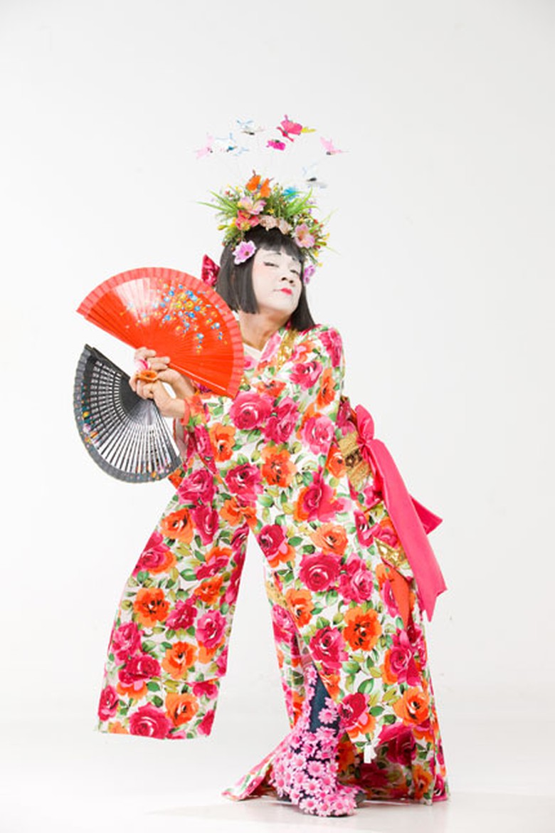 Ngệ sĩ Th&agrave;nh Lộc cũng được biết đến với nhiều vai giả g&aacute;i th&agrave;nh c&ocirc;ng trong c&aacute;c vở kịch.