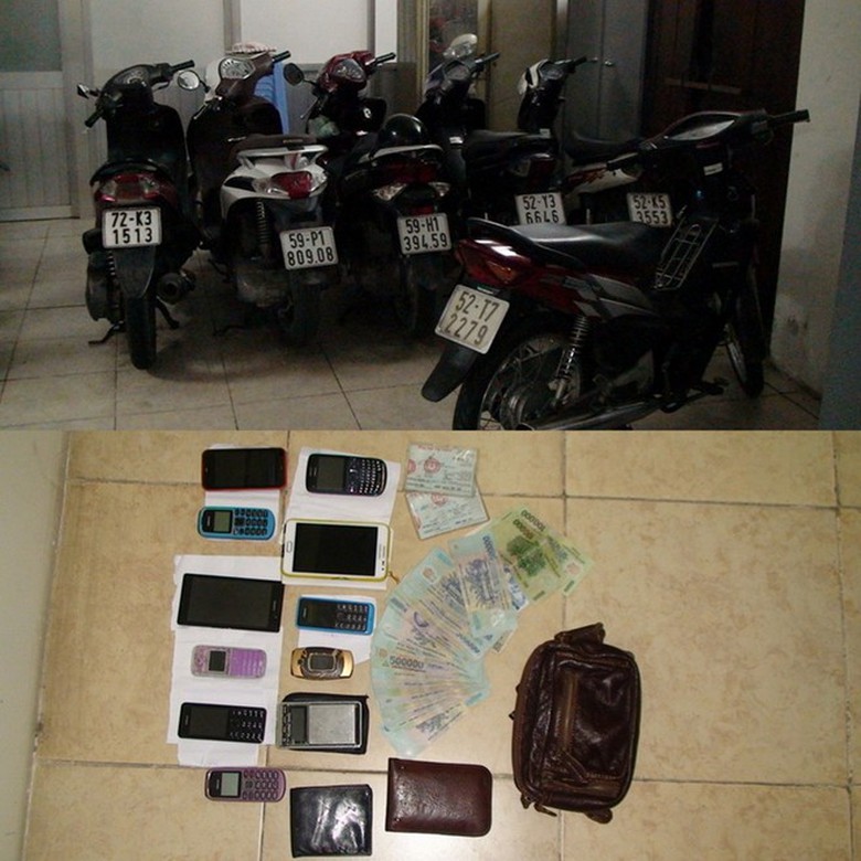 Tang vật c&ocirc;ng an thu giữ l&agrave; 11 xe gắn m&aacute;y, 11 ĐTDĐ, 2 đồng hồ đeo tay,... 