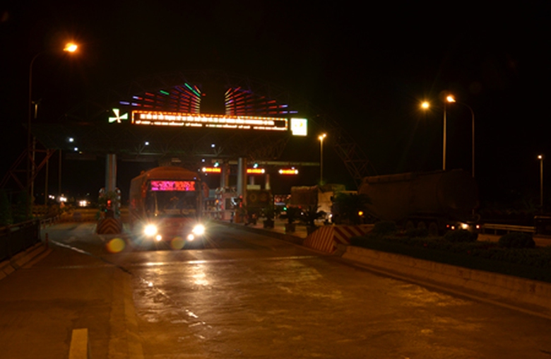 Trong 2 đ&ecirc;m 17 v&agrave; 18/8, PV B&aacute;o Giao th&ocirc;ng đ&atilde; c&oacute; buổi thực tế tại trạm thu ph&iacute; cầu Bến Thủy II, nơi c&oacute; hệ thống c&acirc;n tải trọng tốc độ thấp của Tổng C&ocirc;ng ty XDCTGT 4