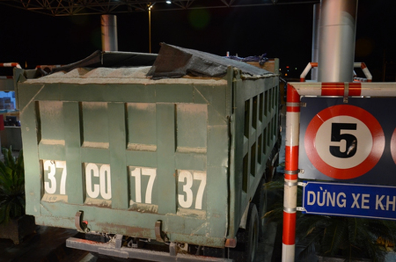 Chở tr&agrave;n vật liệu x&acirc;y dựng