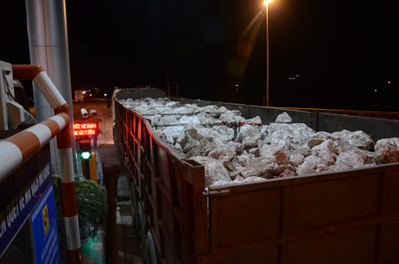 Th&ugrave;ng đầy đ&aacute; thạch cao từ L&agrave;o về Việt Nam, tiếp tục đưa ra cảng Cửa L&ograve;