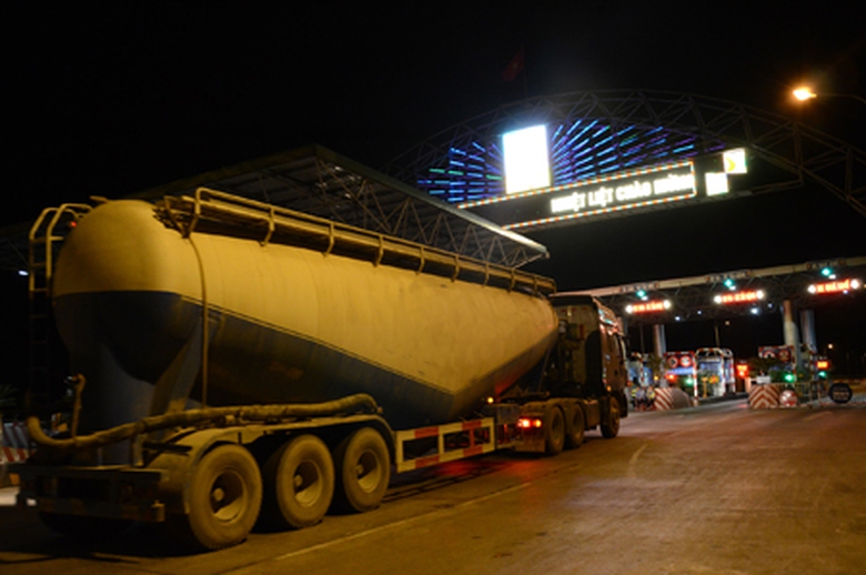 Trọng lượng đ&aacute; nể nhất phải kể đến những chiếc xe chở xi măng rời l&ecirc;n đến cả trăm tấn