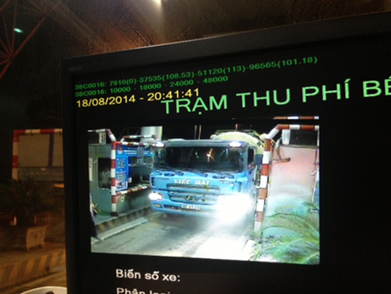 Xe đầu k&eacute;o BKS 38C0016 k&eacute;o theo xi-t&eacute;c chứa xi măng rời, tổng tải trọng m&aacute;y đo được l&ecirc;n đến 108 tấn